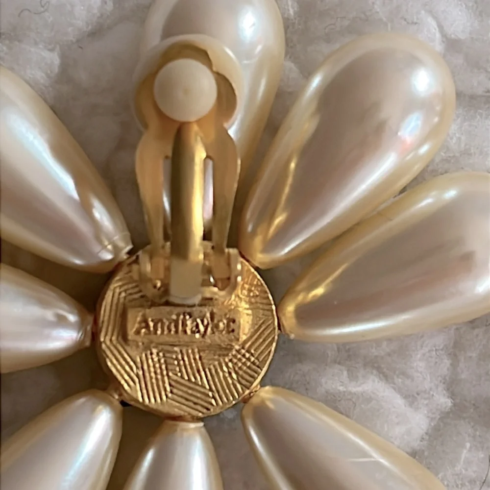 Elegant Pearl Flower Clip Earrings - Picture 3 of 4